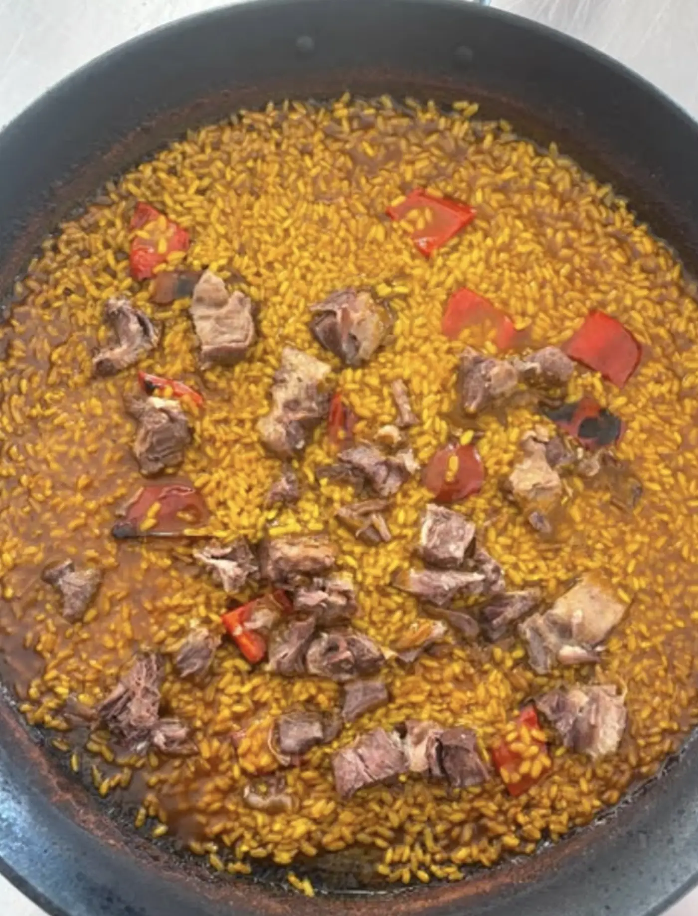 Arroz de carne con pimiento rojo