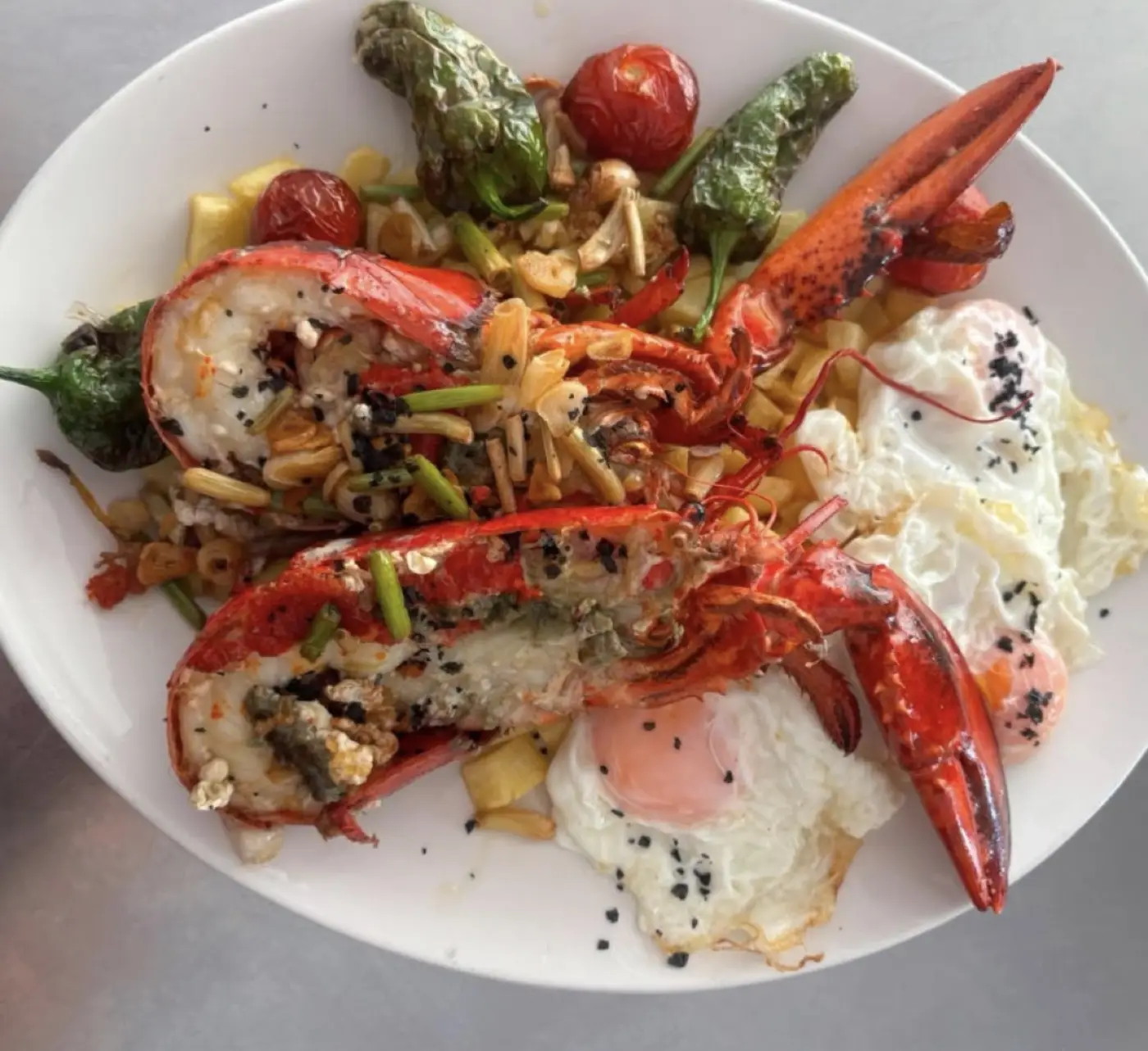 Bogavante con huevos rotos