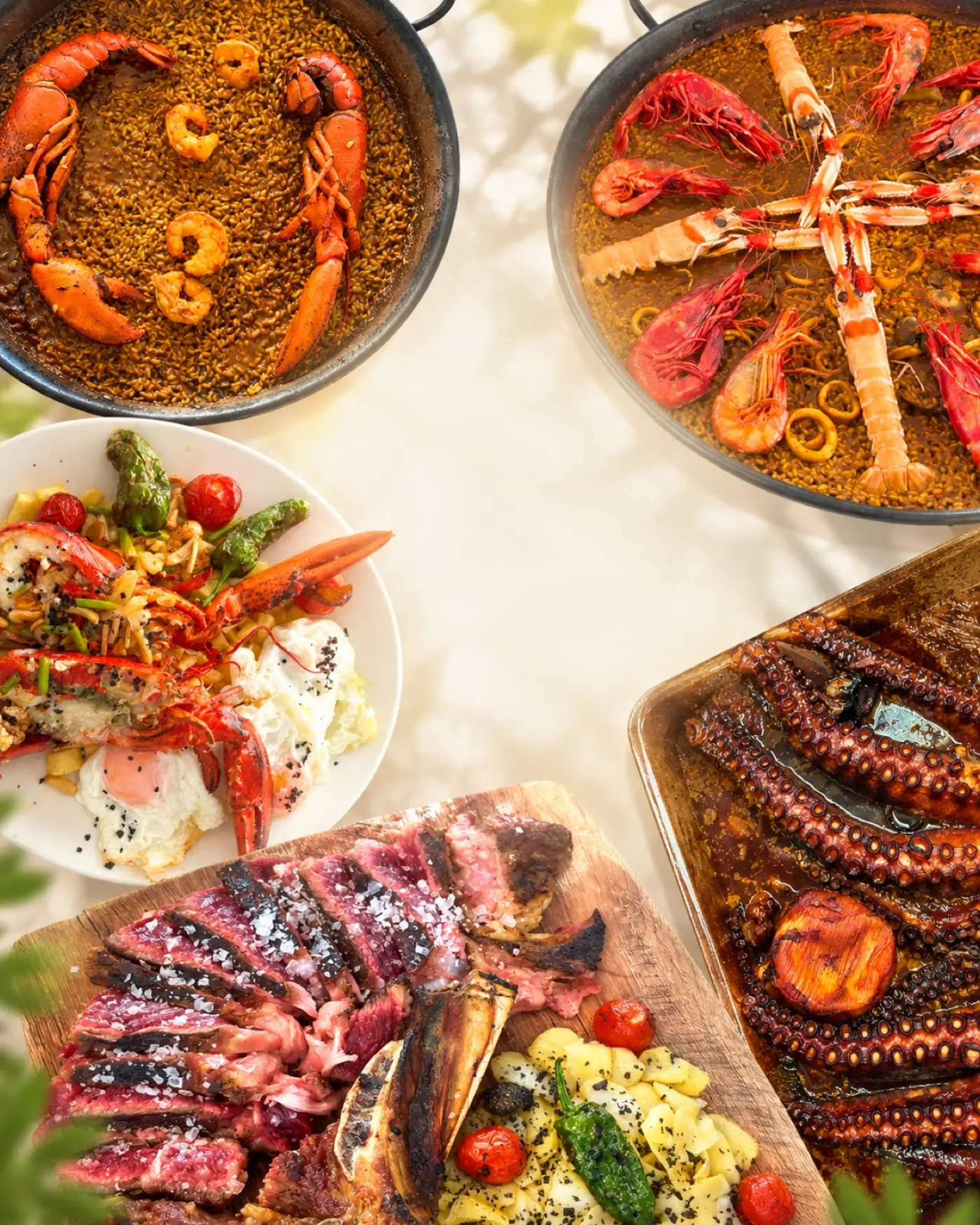 Mesa con arroces, bogavante, chuletón y pulpo